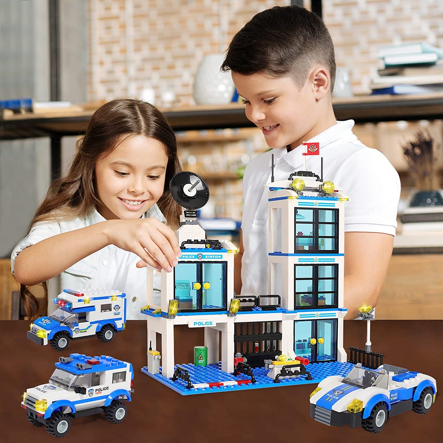 City Police Station Building Kit, (818 Pieces)